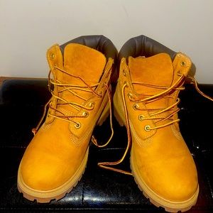 Boys Timberland boots size 2.5 barley ever worn